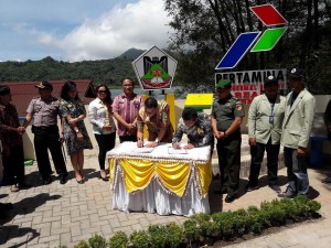 Wali Kota Tomohon dan Dirut PT PGE menandatangani MoU