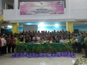 Para peserta Latihan Kepemimpinan dan Kepelayanan Gereja bersama Wali Kota Tomohon dan pemateri