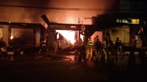 Dua rumah makan dan satu toko pakaian sementara terbakar dan pemadama api oleh petugas pemadadam kebakaran dam masyarakat sekitar
