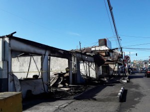 Kondisi dua rumah makan dan satu toko pakaian usai terbakar