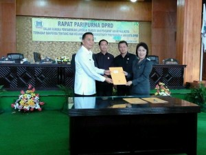 Ketua DPRD didampingi dua wakil ketua bersama Wali Kota Tomohon