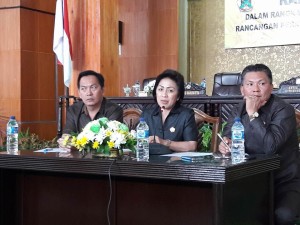 Ketua DPRD Tomohon didampingi dua wakil ketua saat memberikan penjelasan soal PP 18/2017