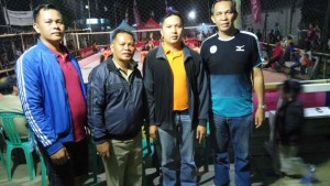 James Tangkawarouw usai membuka bola voli didampingi panitia Bastian Turambi dan Andre Kojongian serta Harold Poluan dari PBSI