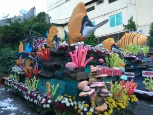 Float yang ditampilkan Kota Tomohon di Manado Fiesta
