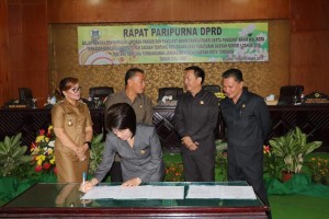 Ketua DPRD Tomohon Ir Miky JL Wenur menandatangani Naskah Penetaoan Perda Perubahan RPJMD 