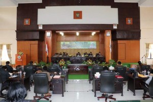 Rapat Paripurna Penetapan Perubahan RPJMD dipimpin Ketua DPRD Tomohon Ir Miky JL Wenur 
