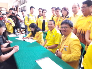 Jajaran pengurus DPD II Partai Golkar Tomohon yang mendaftar di KPU