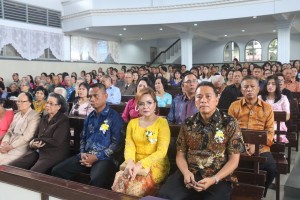 Wali Kota, Wakil Wali Kota bersama jemaat pada peringatan HUT ke-69 GMIM Maranatha Paslaten
