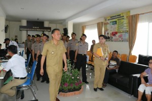Wali Kota Tomohon mengantar para siswa SPN karombasan di Kantor Pelayanan Publik