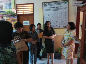 Ladys F Turang dan tim mengecek kesiapan akreditasi Puskesmas