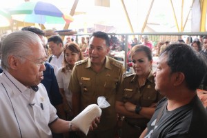 Menteri Perdagangan saat meninjau Pasar Beriman Tomohon didampingi Wali Kota dan Wakil wali Kota Tomohon