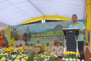 Wali Kota Tomohon memberikan sambutan dalam rangkaian kegiatan Misa Perdana Uskup Manado