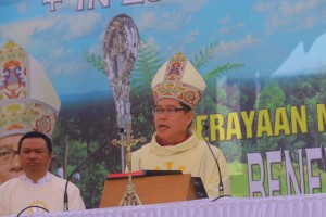 Uskup Manado saat memimpin Misa Perdana di Kota Tomohon