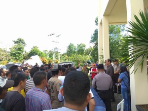 Anggota DPRD Harun Lullulangi saat menerima para pengunjuk rasa