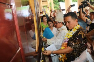 Wali Kota Tomohon dan Uskup Manado melakukan pengguntingan pita