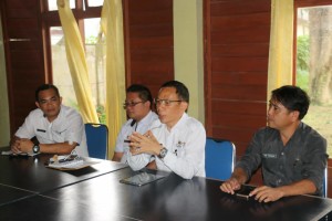 Ketua Panitia HUT ke-15 Kota Tomohon memimpin rapat