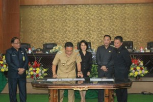 Wali Kota Tomohon menandatangani Perda Tibum