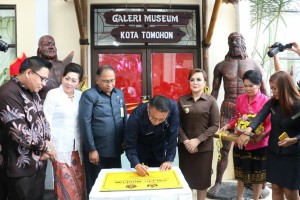 Wali Kota Tomohon Jimmy F Eman SE Ak didampingi wakil wali kota dan Sekkot menandatangani Prasasti Galeri Museum