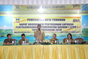 Walikota Tomohon pada kegiatan Rakor Penyusunan LPPD Tahun 2017