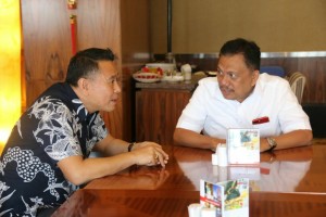 Wali Kota Tomohon dan Gubernur Sulawesi Utara terlibat perbincangan serius di RUPS Bank Sulut