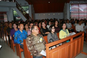 Sekretaris Kota bersama jajaran menghadiri ibadah di GMIM Damai Lahendong