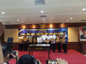Wali Kota Tomohon, menteri PANRB bersama bupati dan wali kota yang menandatangani MoU