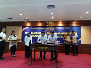 Wali Kota Tomohon dan Menteri PANRB saat menandatangani MoU