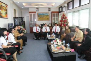 Wal;i Kota dan Wakil Wali Kota Tomohon bersama para pejabat kantor pajak