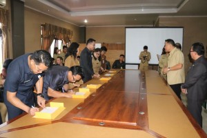 Para kepala dinas menandatangani Pakta Integritas