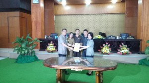 Wali Kota menyerahkan Ranpersa kepada Ketua DPRD Tomohon untuk dibahas