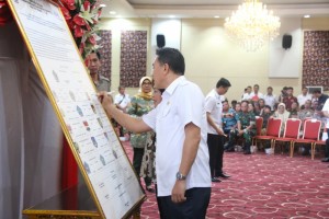 Wali Kota dan Ketua DPRD Tomohon saat membubuhkan tanda tangan