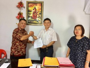 Ketua DPD LPM Sulut menyerahkian SK kepada Calon Ketua DPD LPM Kota Tomohon