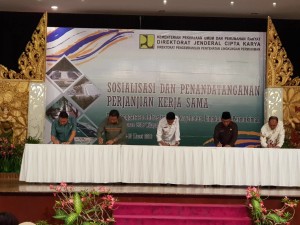 Wali Kota Tomohon bersama bupati dan wali kota daerah lain saat menandatangani perjanjian kerja sama