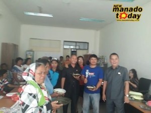 Warga Kelurahan Bitung Linkungan 6 dan 7 Kecamatan Amurang, dan sejumlah anggota DPRD Minsel, makan bersama usai RDP