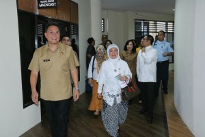Deputi diantar wali kota mengunjungi kantor pelayanan publik