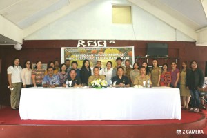Wali Kota Tomohon foto bersama peserta kegiatan