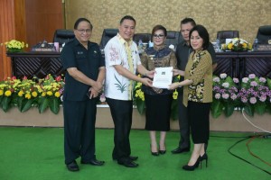 Ketua DPRD Ir MIky JL Wenur menerima LKPJ dari Wali Kota Jimmy F Eman SE Ak