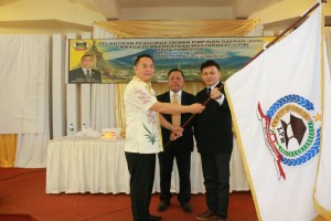 Wali Kota Tomohon menyerahkan Pataka LPM kepada ketua