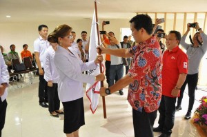 Ketua PMI Sulut menyerahkan Pataka kepada Syerly Adelyn Sompotan