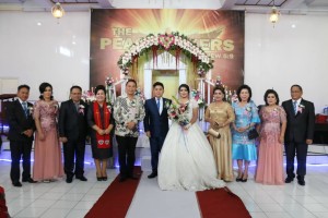 Wali Kota foto bersama pengantin, keluarga dan saksi