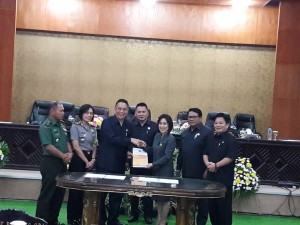Ketua DPRD Ir MIky JL WEnur menyerahkan rekomendasi kepada Wali Kota Jimmy F Eman SE Ak