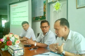 Ketua DPD LPM Kota Tomohon bersama panitia dalam rapat pemantapan pelantikan