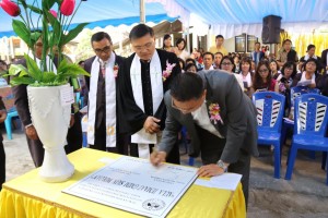Wali Kota menandatangani prasasti Aula GMIM Sion Woloan