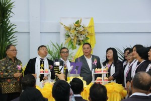 Wali Kota meniuo lilin HUT ke-27 GMIM Sion Woloan