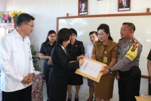 Ketua DPRD Tomohon membuka naskah ujian