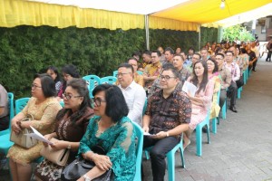 Pejabat Pemkot Tomohon menghadiri syukuran pengumuman pernikahan di kediaman Wali Kota Tomohon