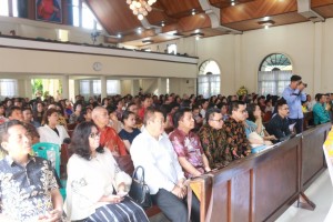 Jemaat dan para pejabat yang hadir dalam Ibadah HUT