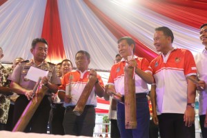 Wali Kota Tomohon Jimmy F Eman fan Wali Kota Manado GSV Lumentut di Pembukaan Kejuaraan Tinju Kapolri Cup