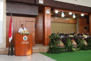 Wali Kota Tomohon memberikan sambutan di Rapat Paripurna