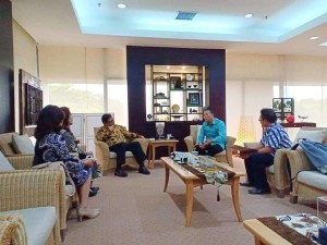 Wali Kota dan Ketua Panitia TIFF bersama beberapa pejabat saat mengundang Menteri Perindustrian Ir Hartarto hadir di TIFF 2018